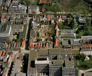 843599 Luchtfoto van het opgravingsterrein tussen de Eligenstraat en de Groenestraat (links) te Utrecht, uit het ...